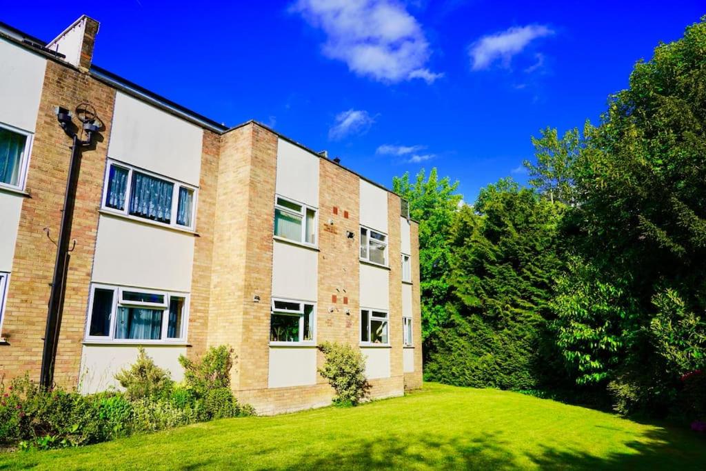 Super-Quiet Town Centre Flat 5 min Walk to Station - B&B