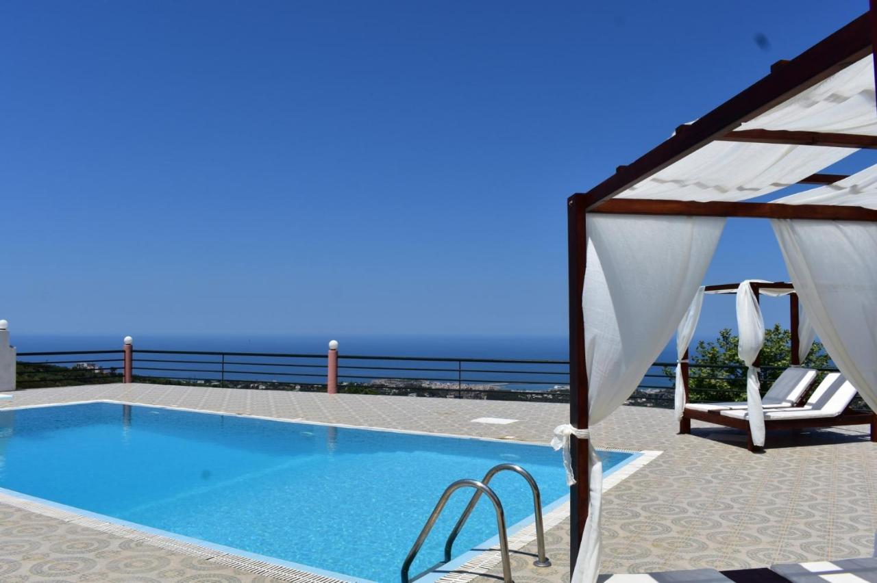 Superb villa,with amazing seaviews & huge pool! - B&B Somatás