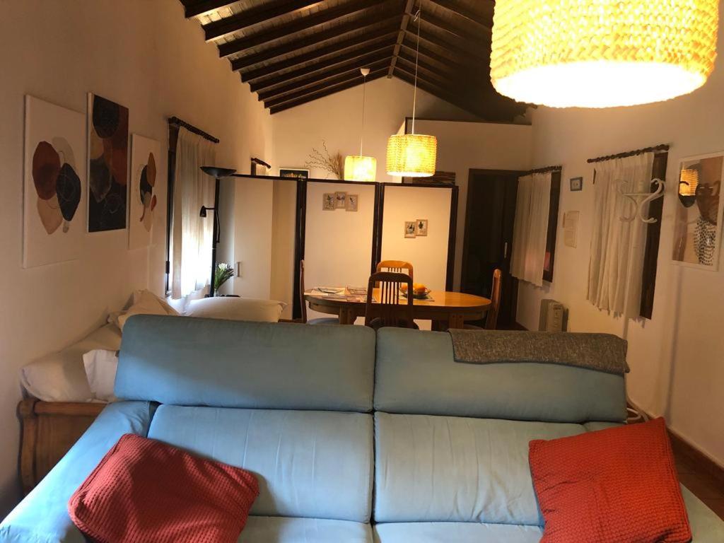 Apartamento estudio de 50m2, todo exterior y con patio, ideal para parejas, familias con niños pequeños y para hospedajes de largas estancias, con techo abuhardillado y una de las mejores vistas de Toledo - B&B Toledo