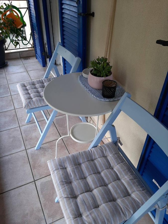 Theros Apartment - Ferienwohnung