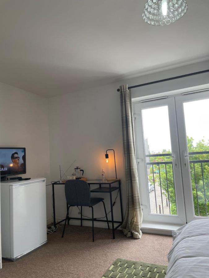Luxury Rooms In Furnished Guests-Only House Free WiFi West Thurrock - B&B