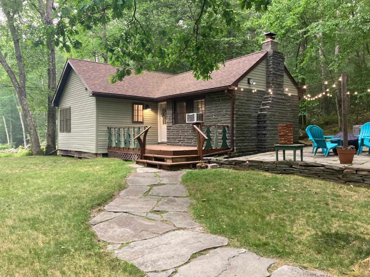 Peaceful Seasonal Wooded Cottage close to everything - B&B