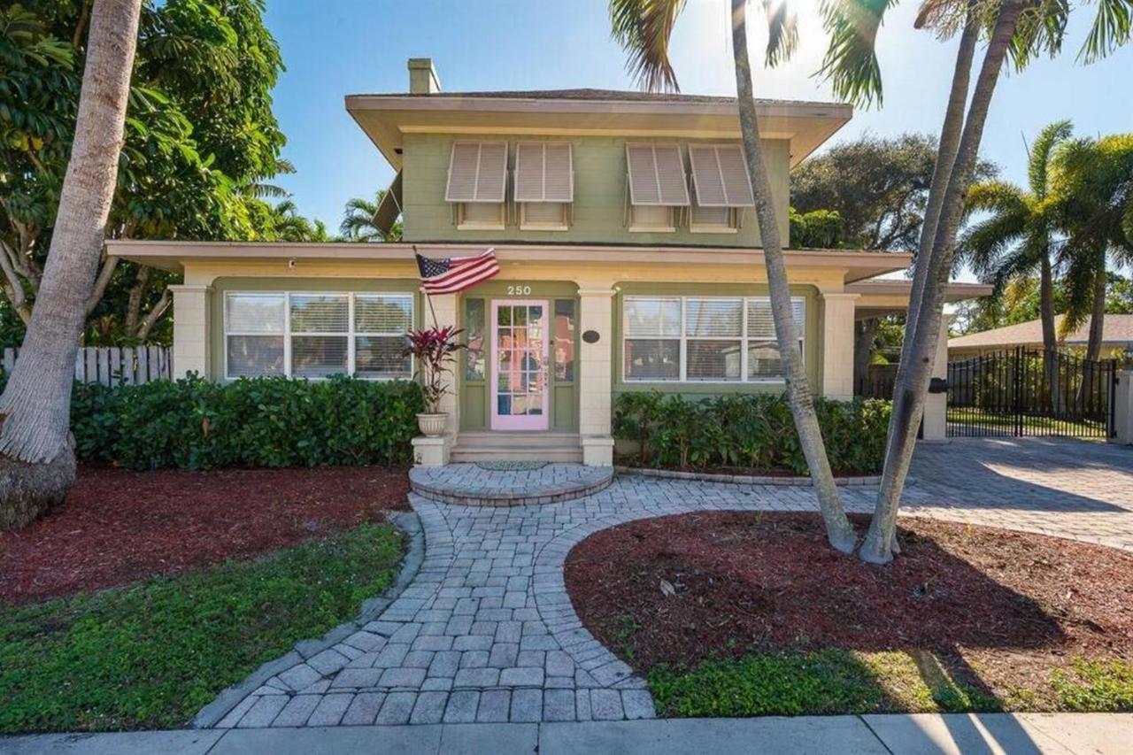 Resort-style Estate w/ Pvt Guest Suites- Sleeps 15 - Bed and Breakfast West Palm Beach