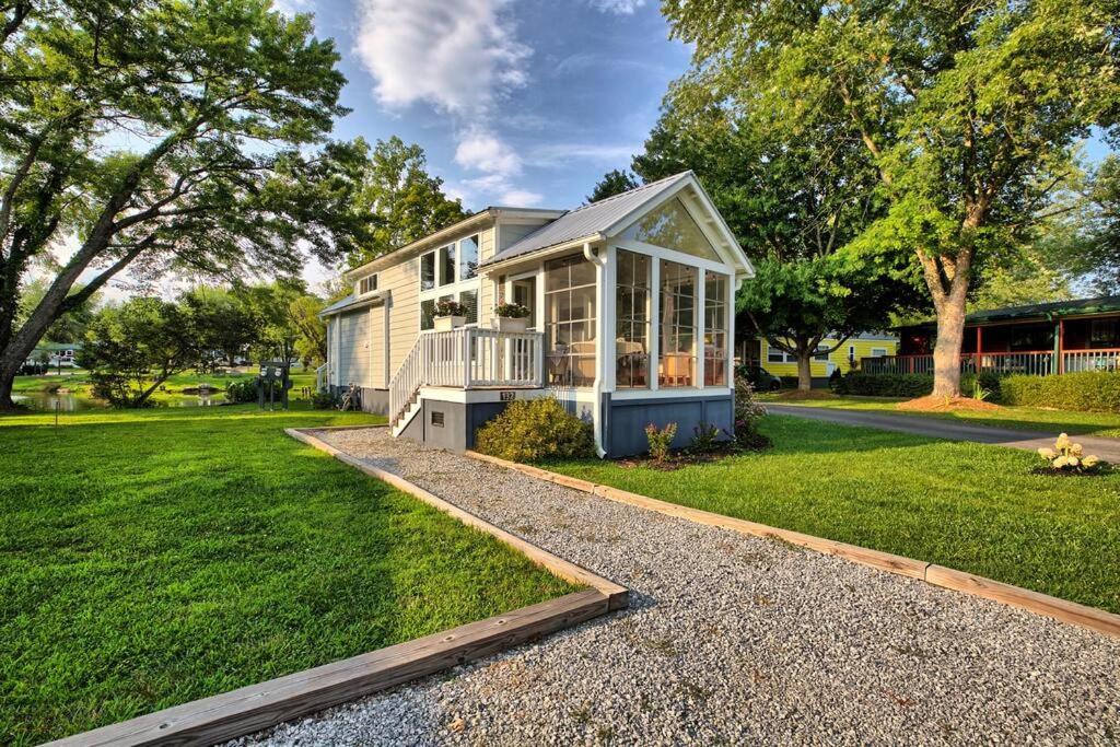 B&B Flat Rock - Tiny house near waterfall hikes - Bed and Breakfast Flat Rock