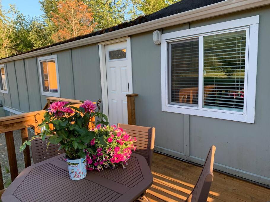 Cosy country mobile home on 18 acres farm sleeps 5 - Ferienwohnung Port Alberni