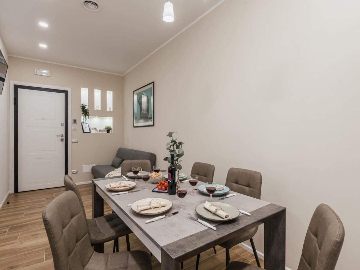 The Best Rent - Modern three-bedroom apartment a few steps from the Colosseum - Ferienwohnung Rom