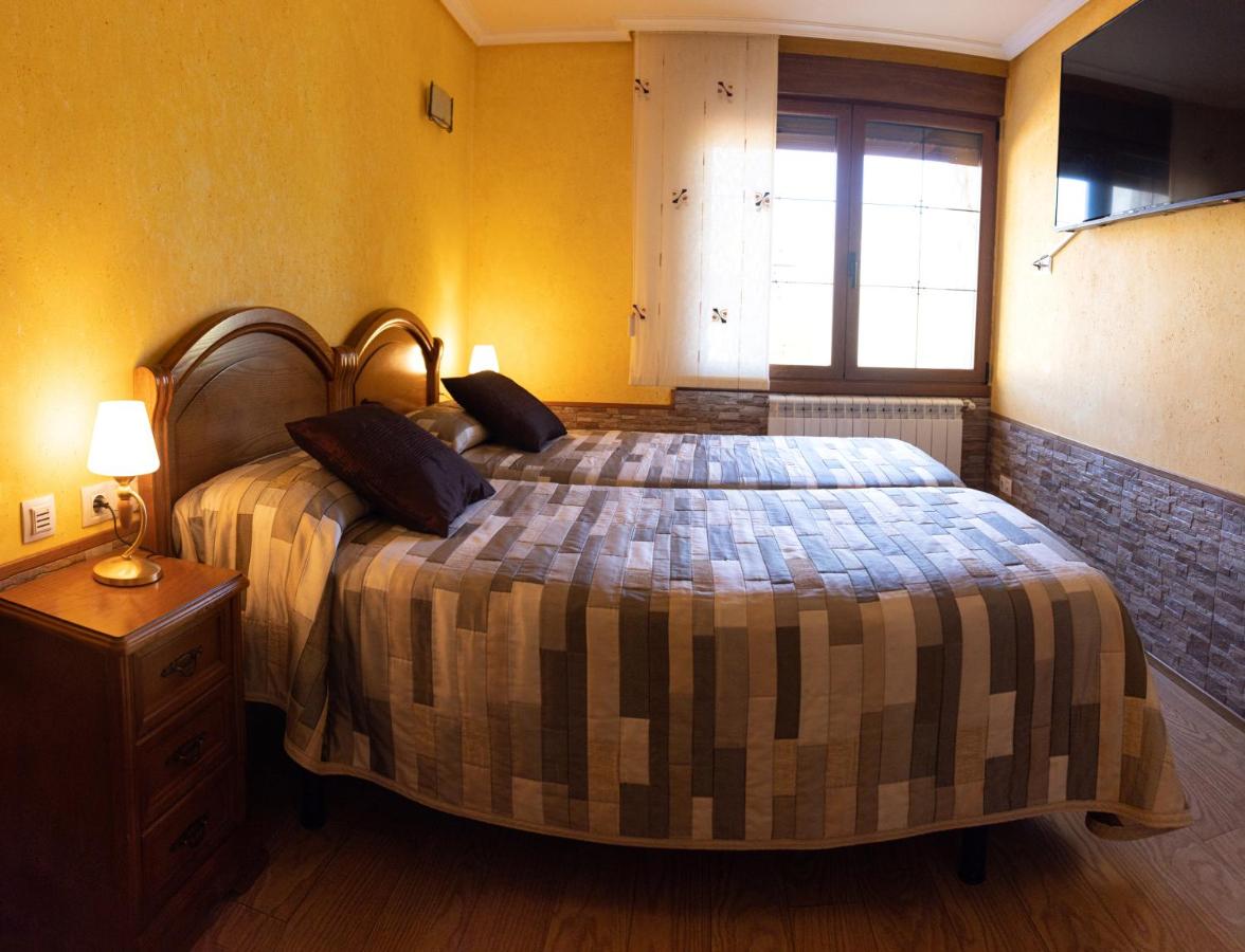 Tweepersoonskamer met 2 Aparte Bedden en Eigen Badkamer
