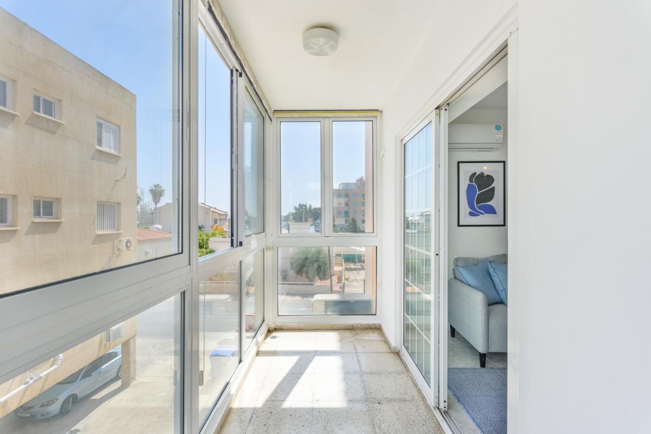 White 1-Bedroom Apartment By Mackenzie Beach - B&B Larnaka