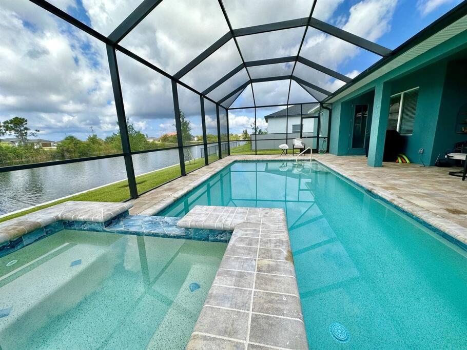 B&B Cape Coral - Teal Paradise - Brand New Villa in NW Cape Pool spa and water view - Bed and Breakfast Cape Coral