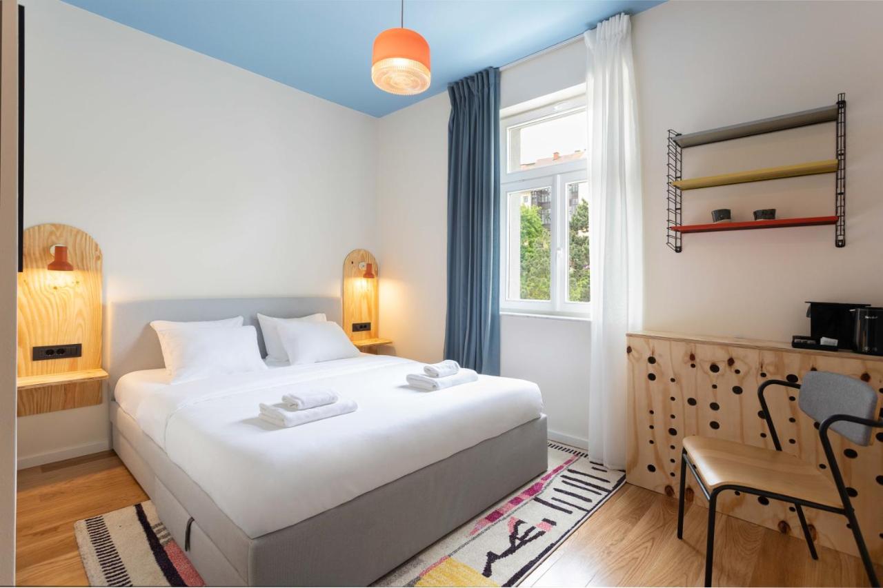 Habitación con cama grande