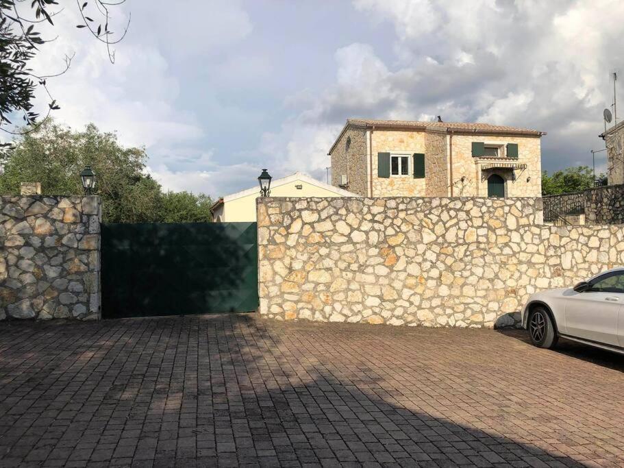 Πέτρινη ιδιωτική βίλα με πισίνα - B&B Poulades