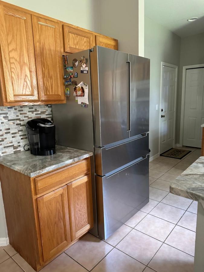 Quiet room in a family home - B&B Lehigh Acres