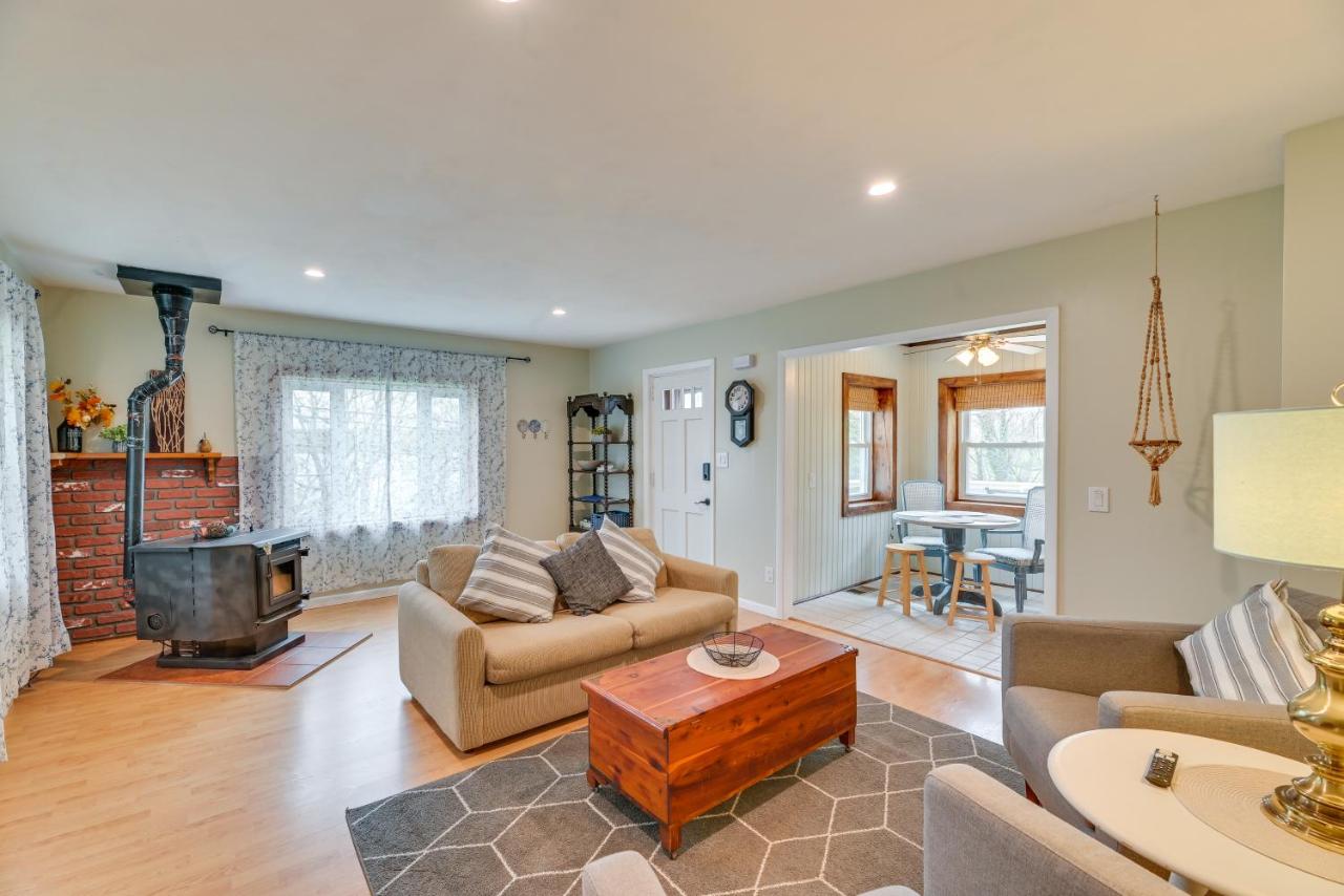 Charming Canandaigua Lake House with Deck and Views! - Ferienwohnung