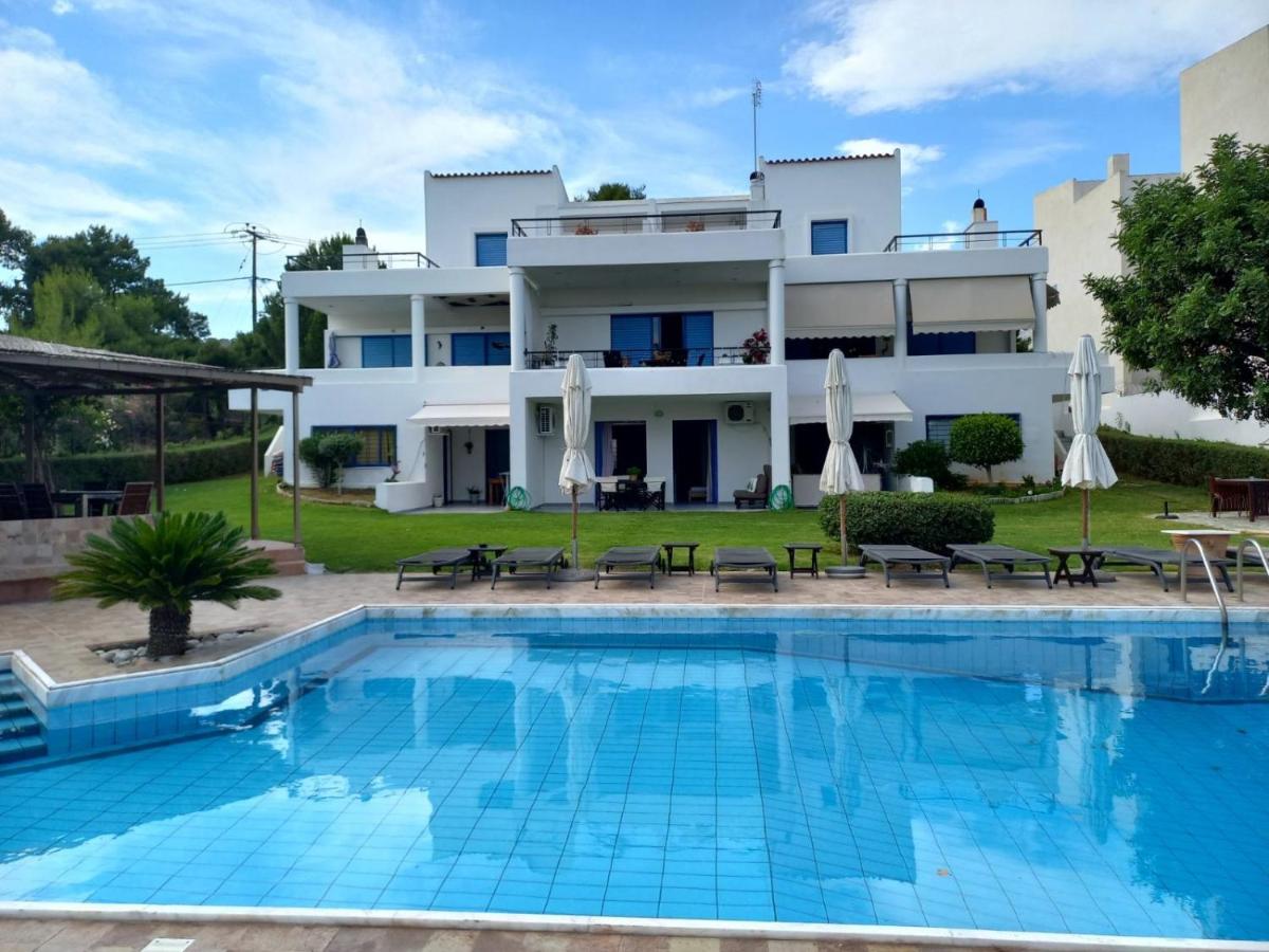 Kinetious Nisous Stylish Apt, Pool, near the Beach - B&B