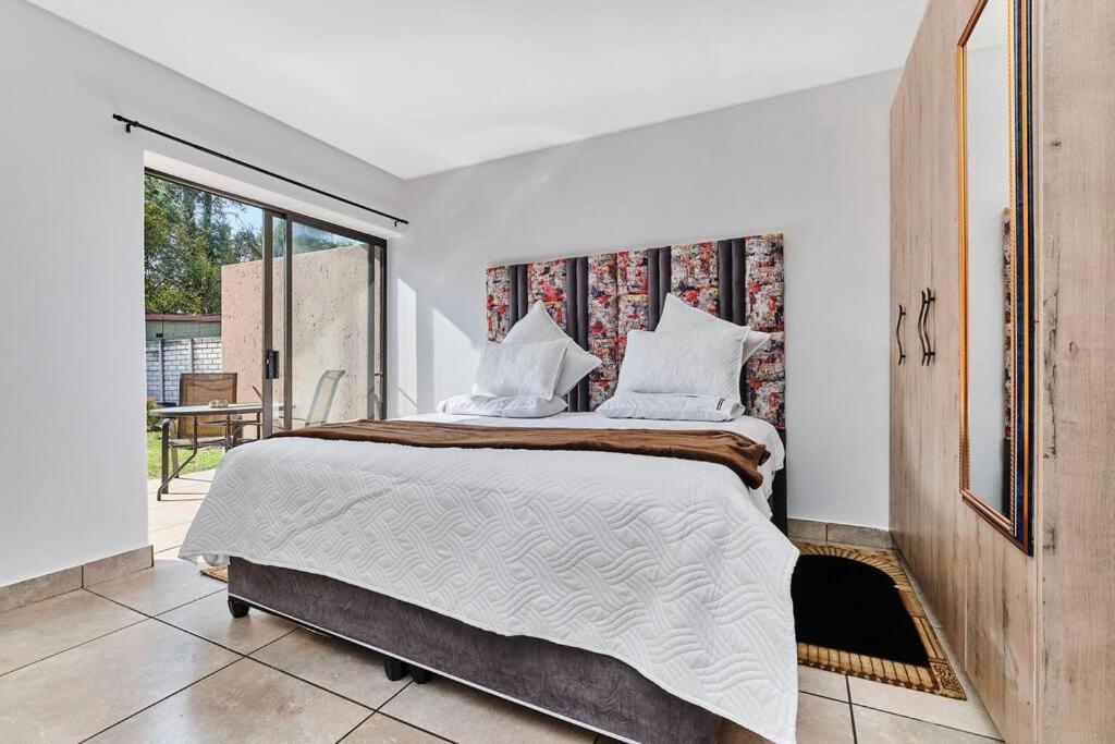 B&B Johannesburg - Bachelor unit with inverter in Sandton - Bed and Breakfast Johannesburg