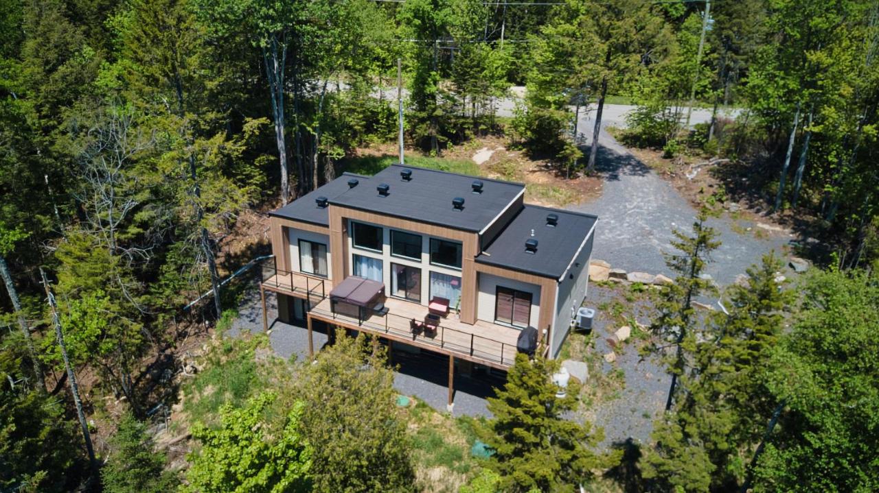 Luxurious Villa Tremblant 4 Bdrs W Hot Tub B85 - B&B Mont-Tremblant