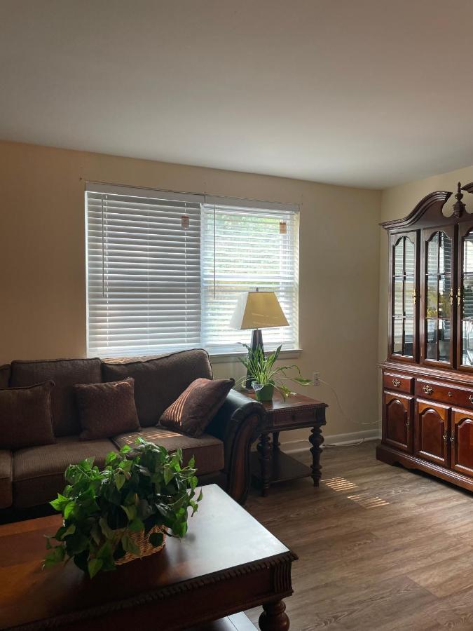 B&B Baltimore - Quiet 2 Bedroom Apartment Condo in the Hampden / Medfield area few minutes to Downtown - Emerald Elite - Bed and Breakfast Baltimore