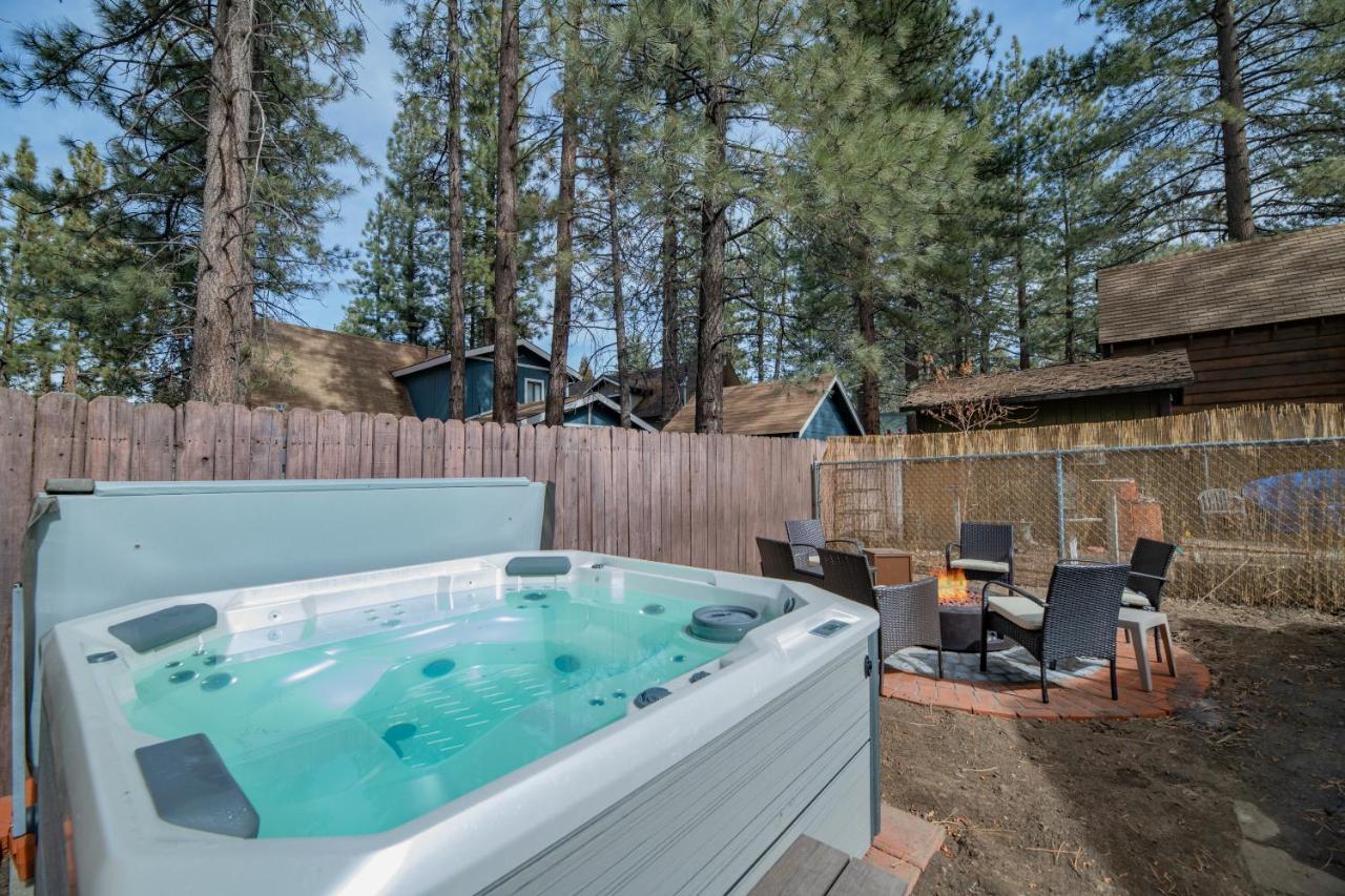Sherwood Cottage - Charming and cozy cabin that has back deck with a Hot Tub! - Chambres d'hôtes Big Bear City