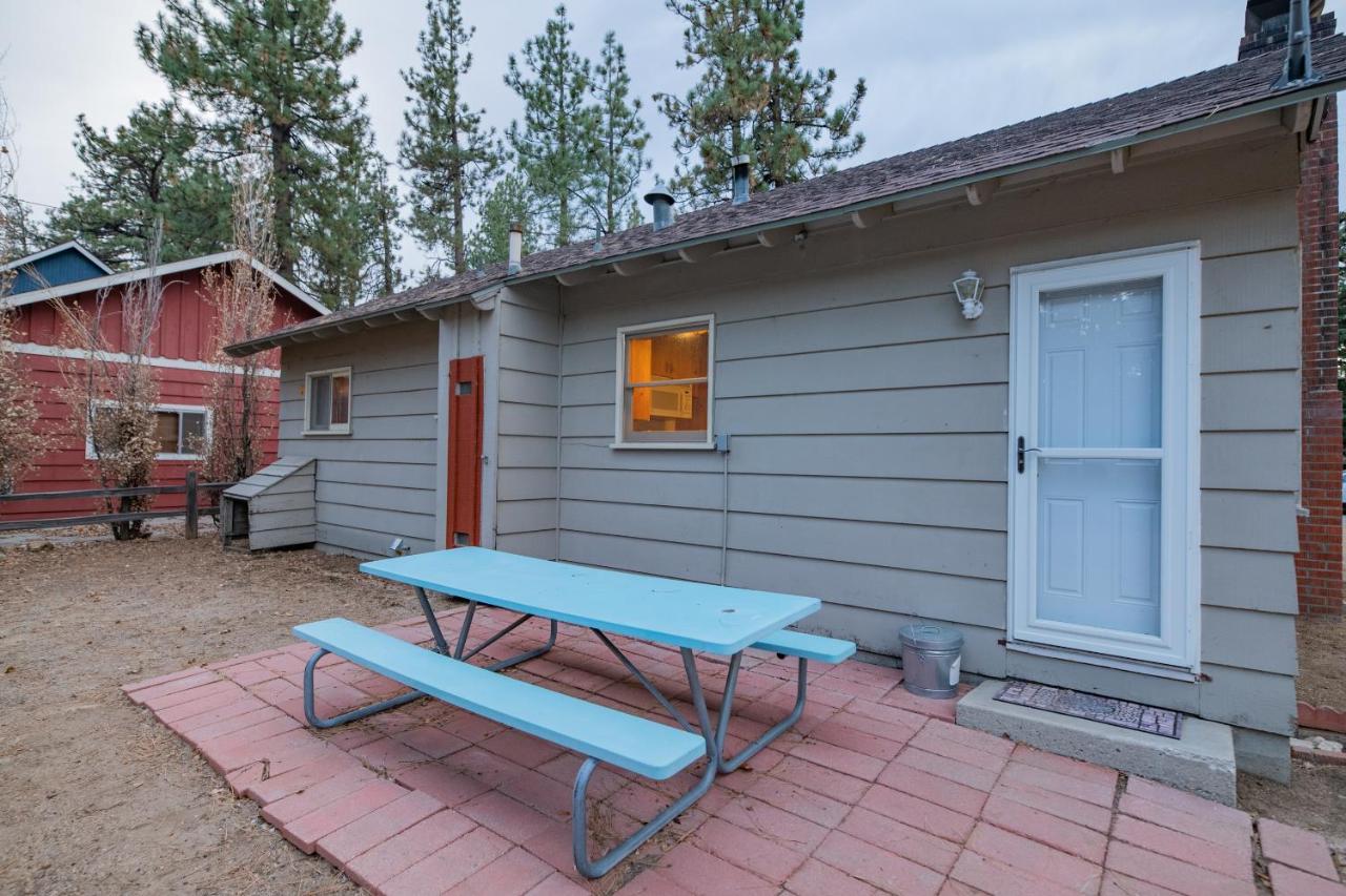 Sauer Suite - Cozy, rustic cabin walking distance to Holloway's Marina with peek-a-boo lake views! - Chambres d'hôtes Big Bear Lake