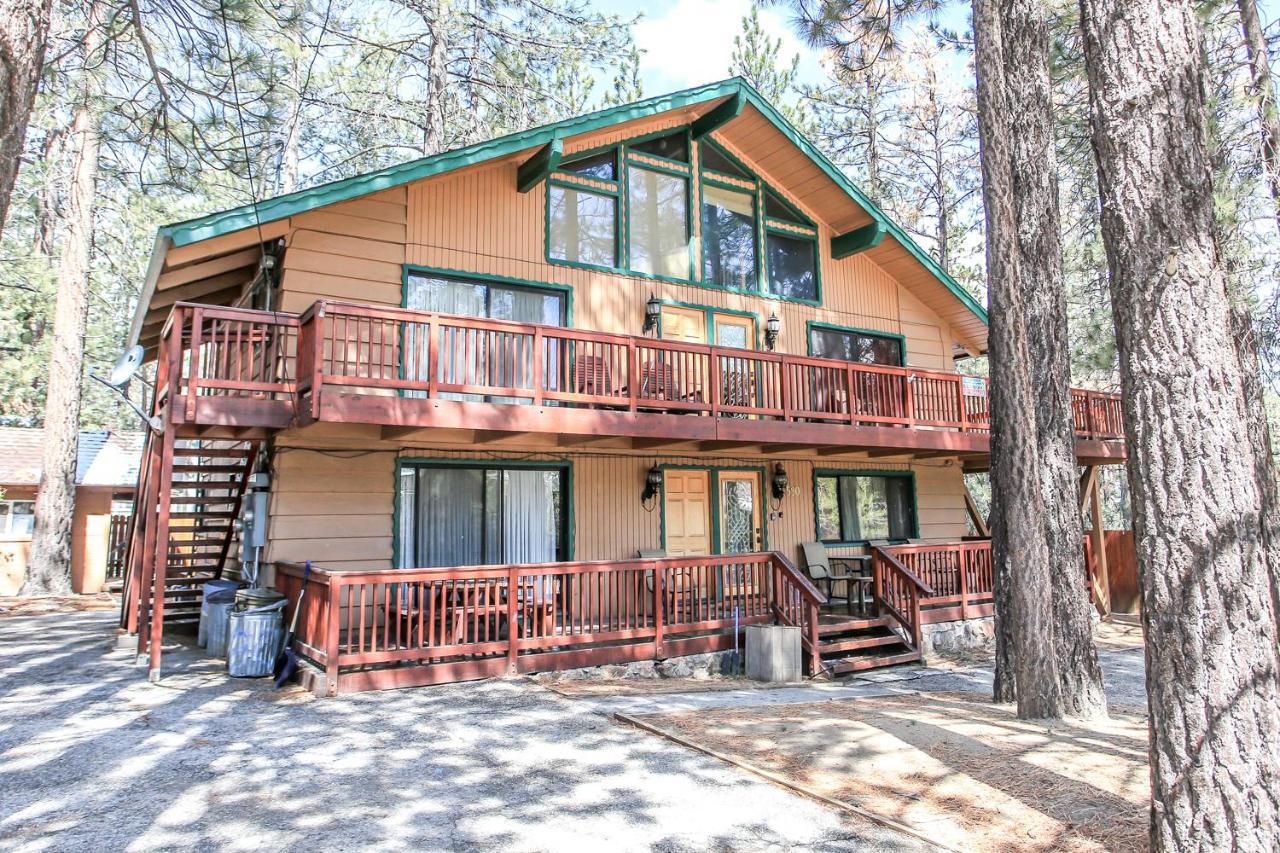 B&B Big Bear Lake - Summit Escape B - Rustic cabin with a hot tub and barbecue! Wood fireplace! Walk to Slopes! - Bed and Breakfast Big Bear Lake