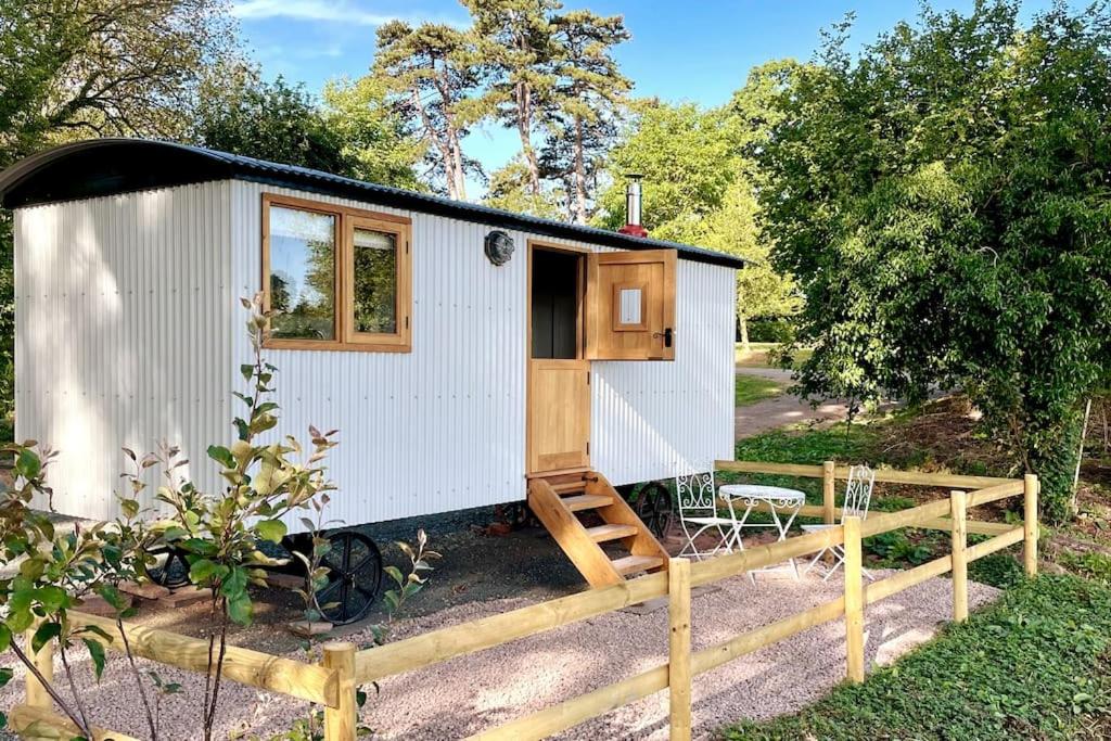 B&B Callow - The Hereford Hut, Charming 1 bedroom Shepherds Hut - Bed and Breakfast Callow