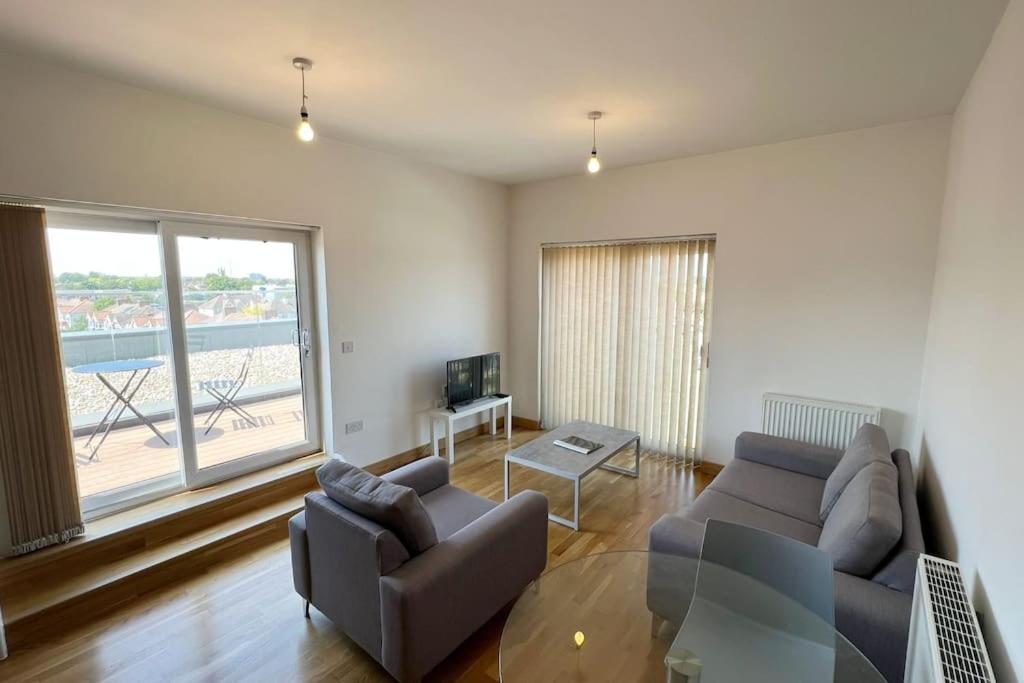 B&B Southend-on-Sea - Modern 2 bed flat with balcony - Bed and Breakfast Southend-on-Sea