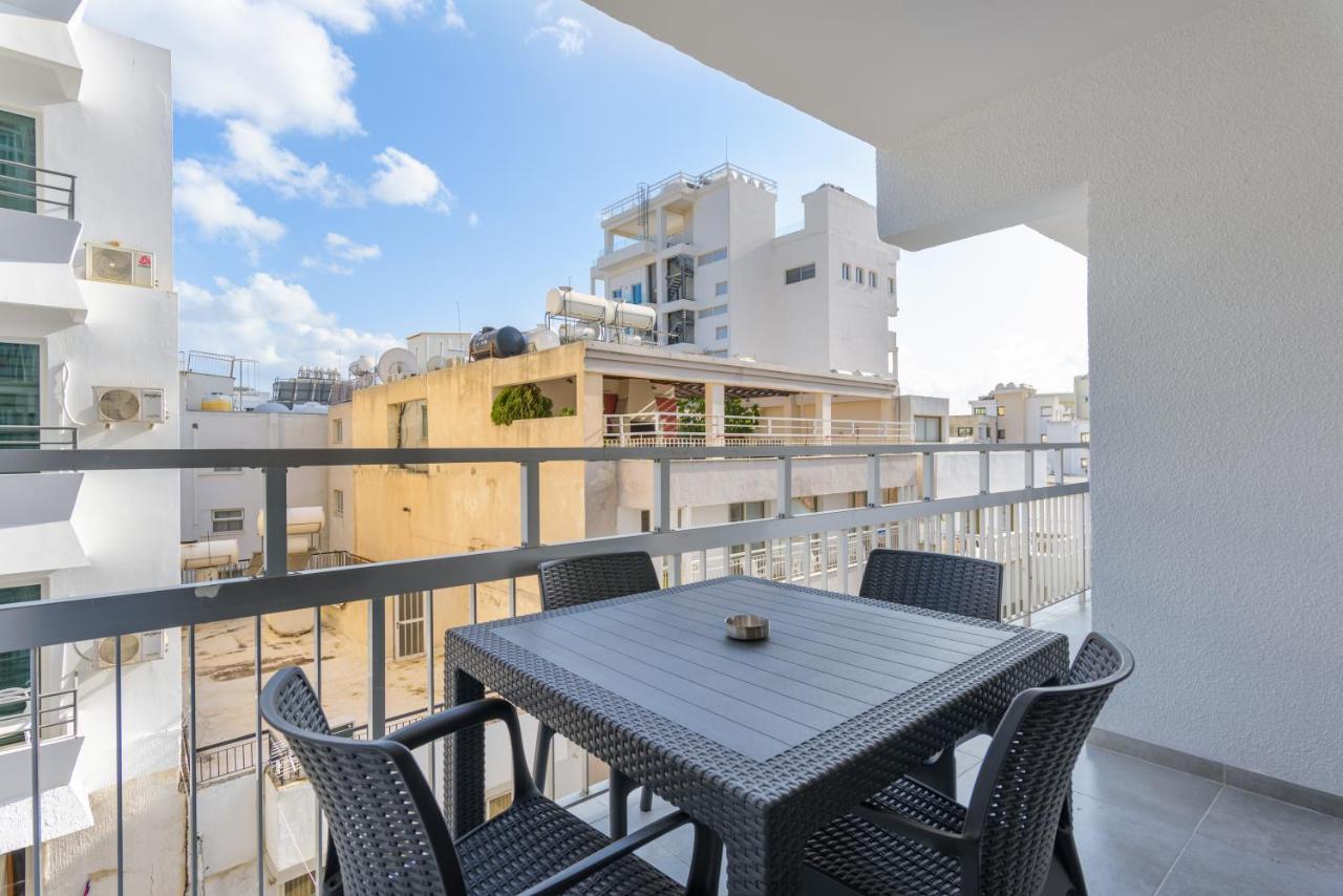 Amore 2-BR Apt By Finikoudes - B&B Larnaka