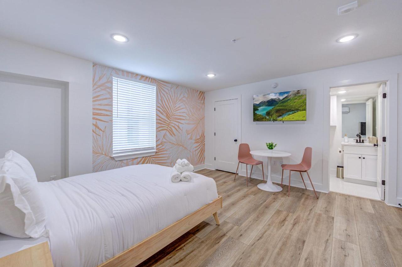 B&B Galveston - Boho Flamingo Studio Apartment - Bed and Breakfast Galveston