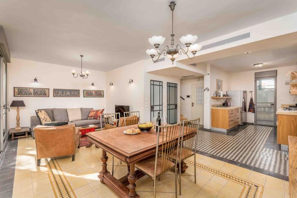 Spacious Duplex Garden 2BR Parking in neve Tsedek - B&B Tel Aviv