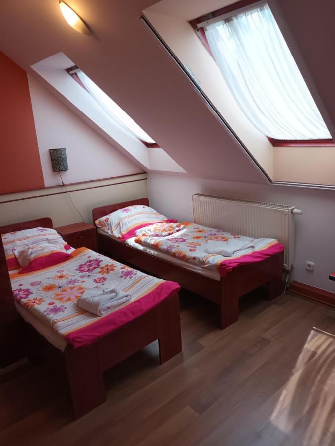 Zweibettzimmer mit eigenem Bad
