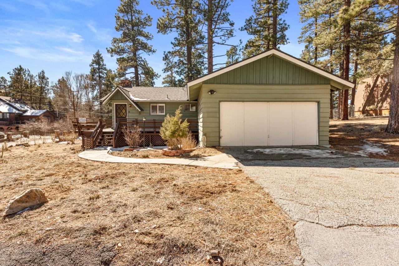Snowridge - Charming classic cabin with a wood burning fireplace and WiFI! - B&B Big Bear City