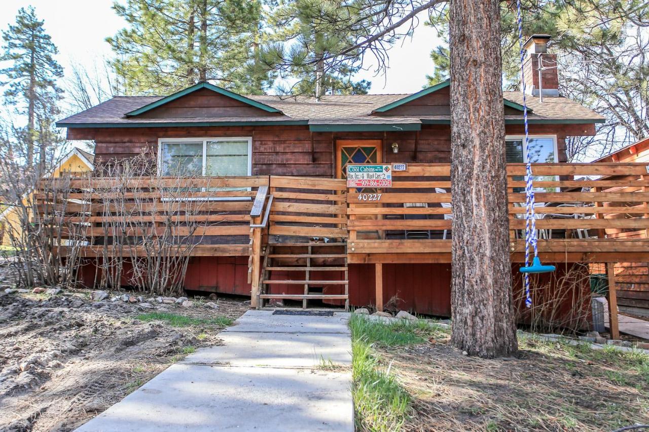 B&B Big Bear Lake - Mountain Memories - Greatly located in a quiet neighborhood! Beautiful porch and a fenced backyard! - Bed and Breakfast Big Bear Lake