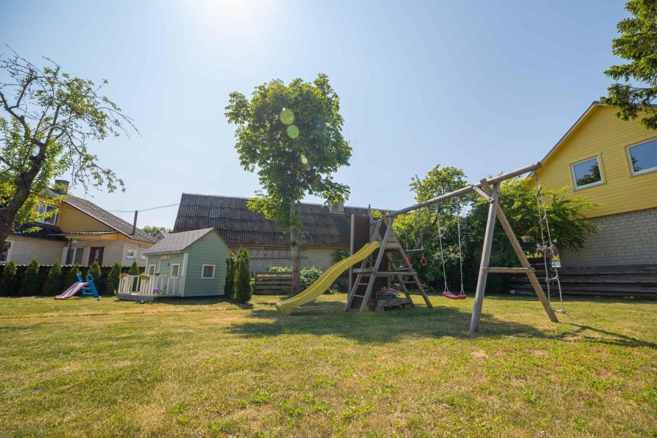 Manni's house with garden & playground - B&B Kuressaare