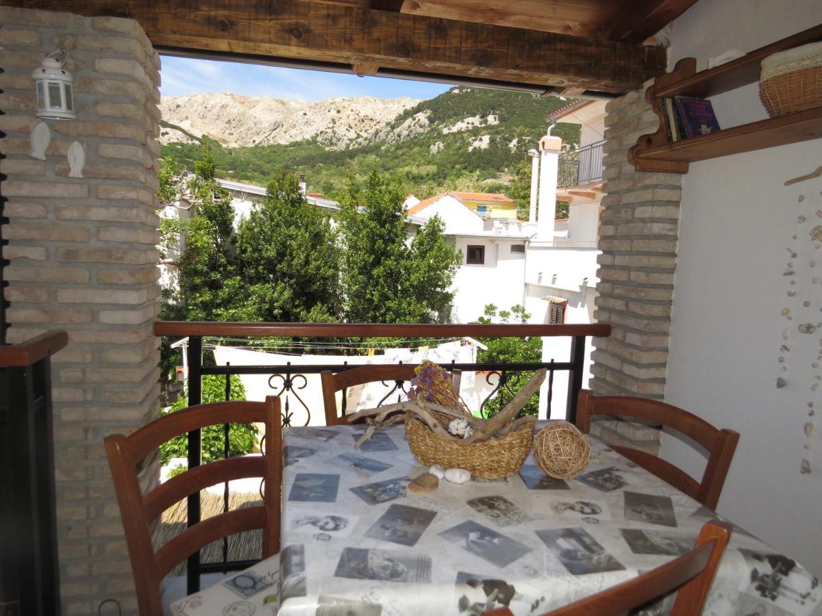 Studio with Terrace and Mountain View