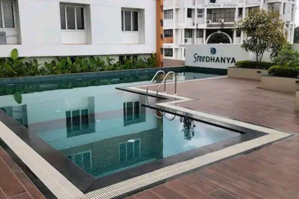 Luxurious Apartment with a pool and gym near Trivandrum railway station - Bed and Breakfast