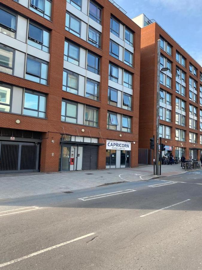 Perfect for Long Stays Business & Family Guests! Parking Stratford London Sleeps 6 Guests! WIFI & Netflix - B&B