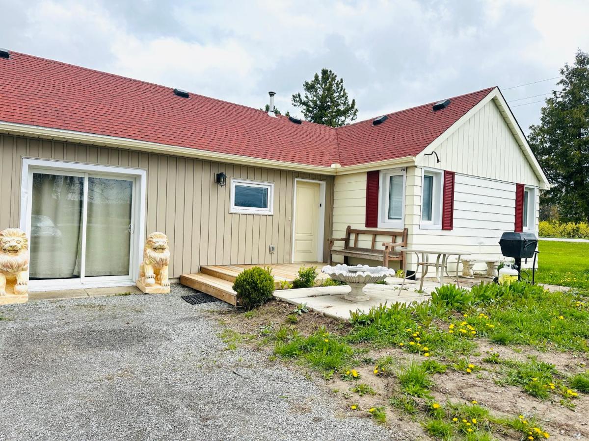 Cozy 3-bedroom farmhouse in wine-country - Chambres d’hôtes Niagara-on-the-Lake