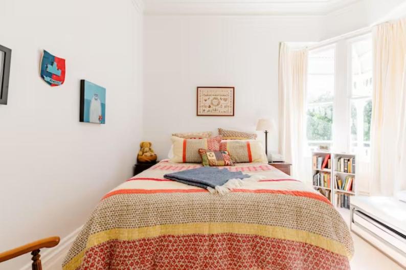 Zimmer mit Queensize-Bett und Gartenblick