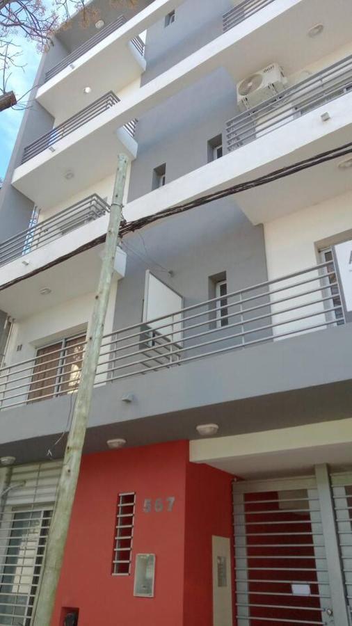 Luminoso monoambiente céntrico con cochera cubierta - Ferienwohnung La Plata