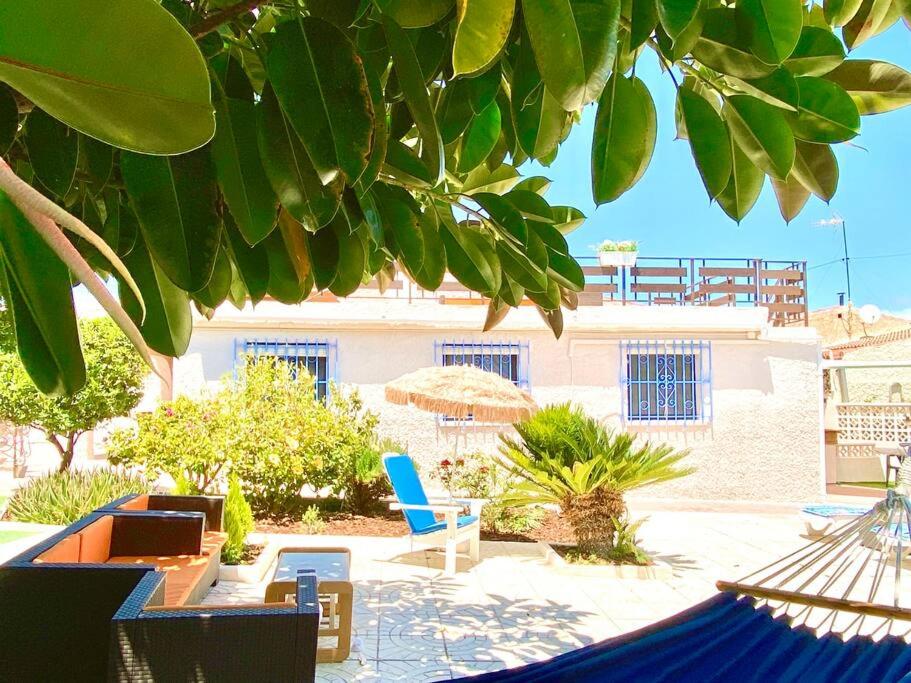 Entire Villa by the sea with private garden and mini pool - Chambres d'hôtes Torrevieja