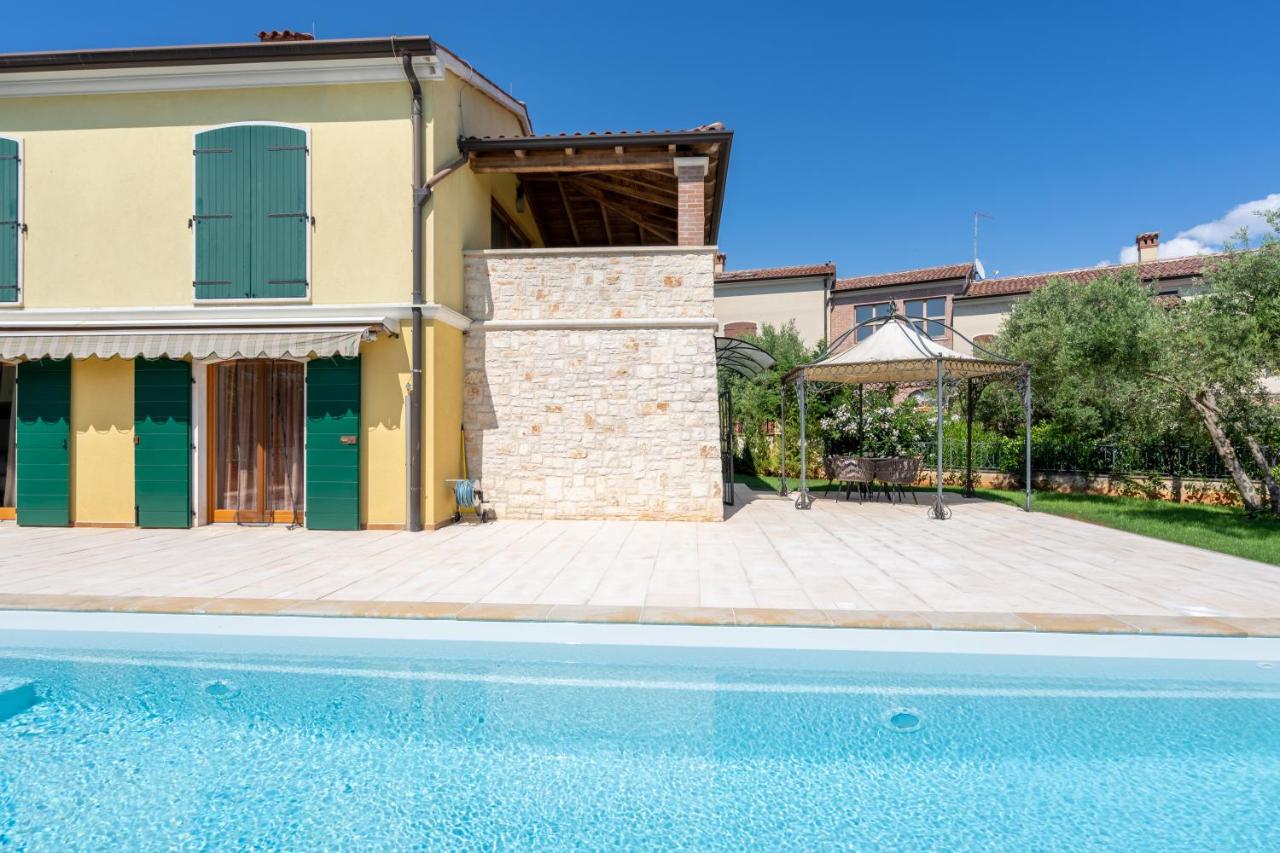 Orange apartment with pool & garden - B&B