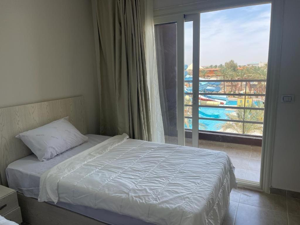 B&B Hurghada - 1-bedroom apartment with a balcony overlooking the pool and aqua park in View Aqua Apartments and Suits in Mirage Bay Resort & Aquapark Hotel - Bed and Breakfast Hurghada