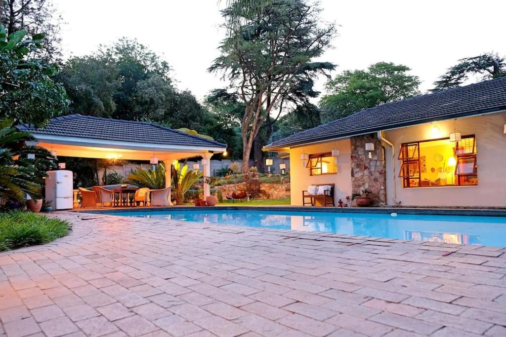 B&B Johannesburg - 2 bedroom cottage with Sandton skyline vista - Bed and Breakfast Johannesburg