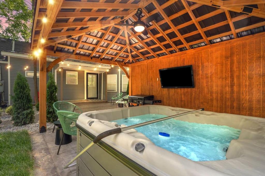 The Luxe/Hot Tub/12min to Horse Park/30 Min to Ark - B&B