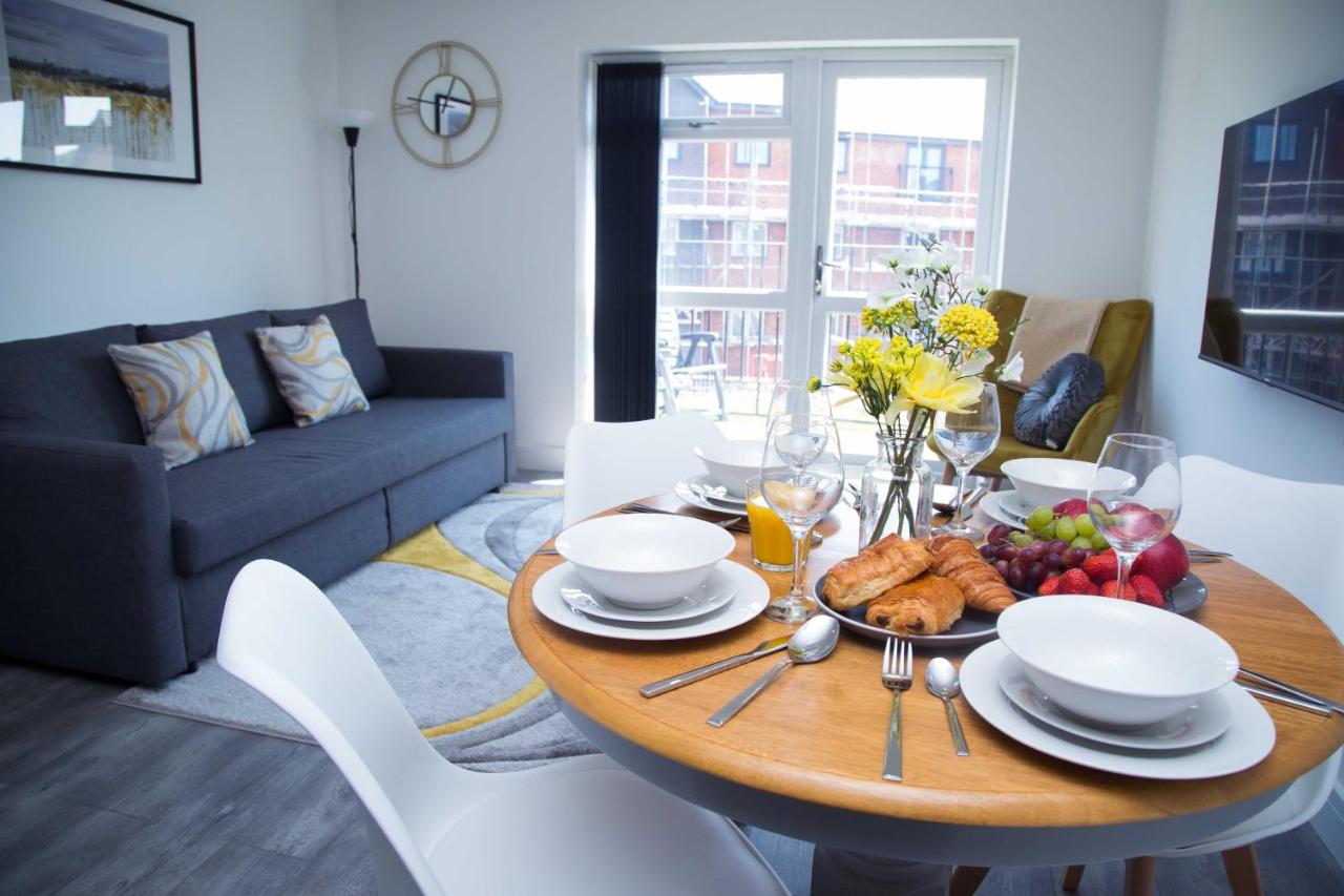 B&B Birmingham - Bridge Court by Sterling Edge Apartments - Luxury Aparthotel - Stylish 1-bed Apartments - Balcony with Canal View or Private Garden - Free Parking - Bed and Breakfast Birmingham