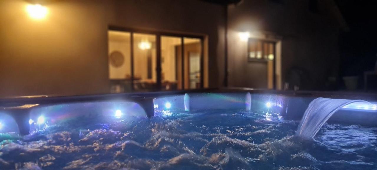 jacuzzi 130m 6-8 pers à 15mn Bx tramC la campagne en centre ville 5 - B&B