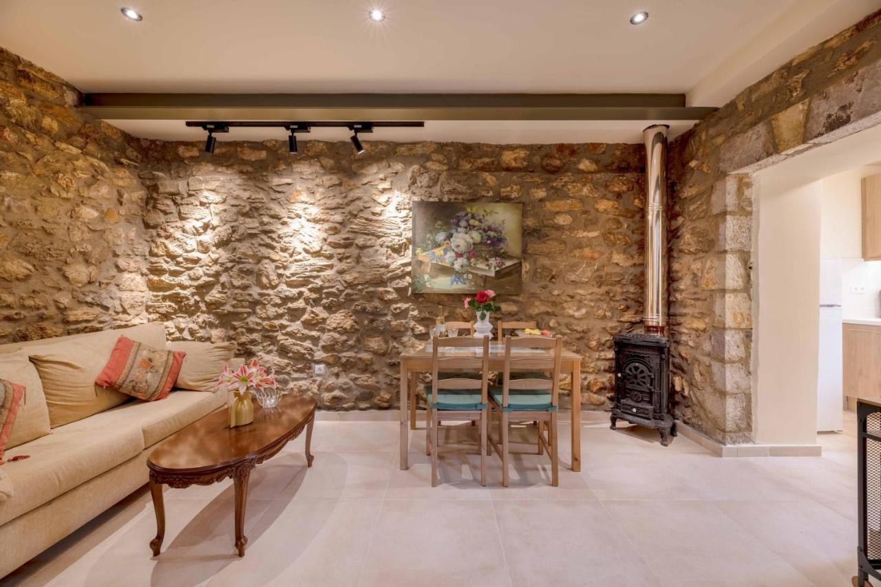 Eftichia's Nomad stone house - B&B Douvraíika