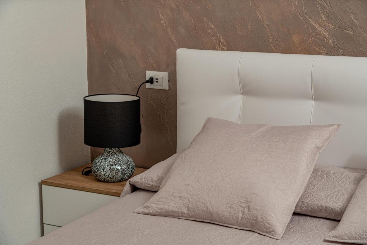 Zimmer mit Queensize-Bett und Balkon