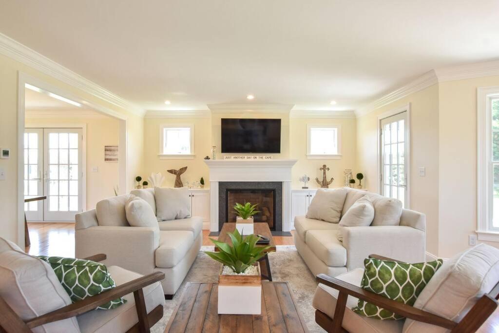Spacious Game Room Close to Nauset Beach - B&B