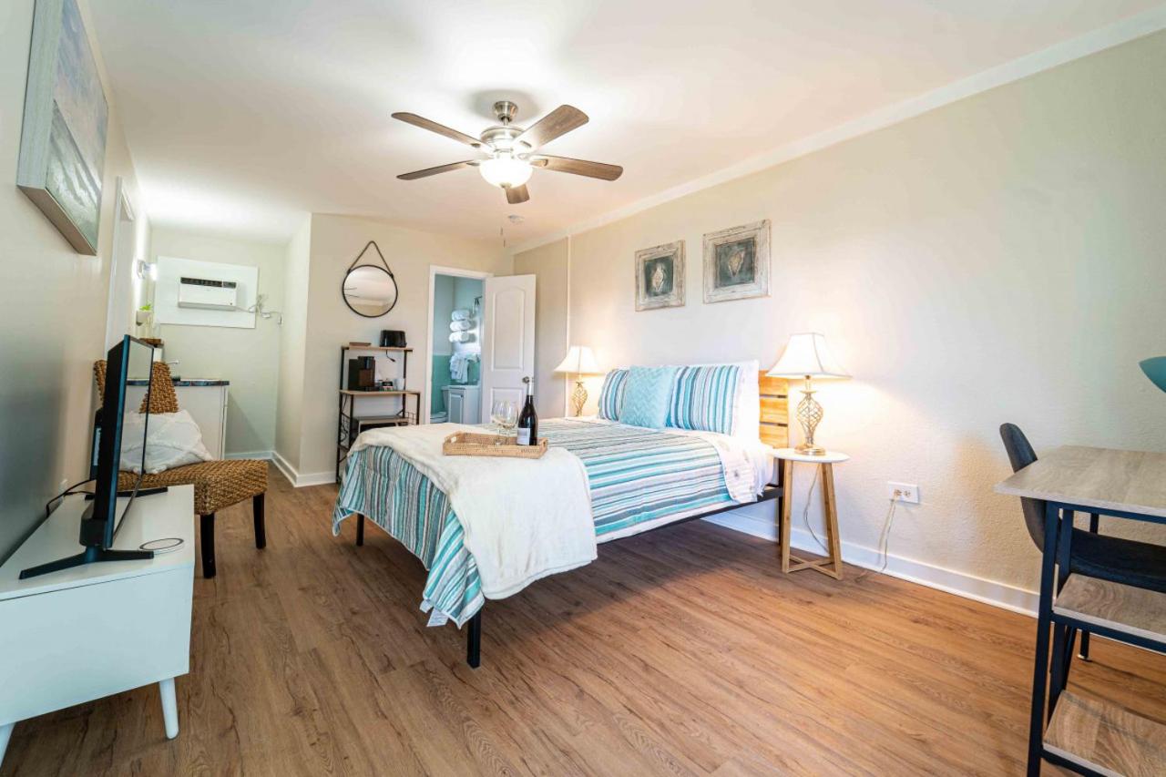 B&B Panama City Beach - Trendy Renovated Beach Oasis w/ POOL & Kitchenette - Bed and Breakfast Panama City Beach